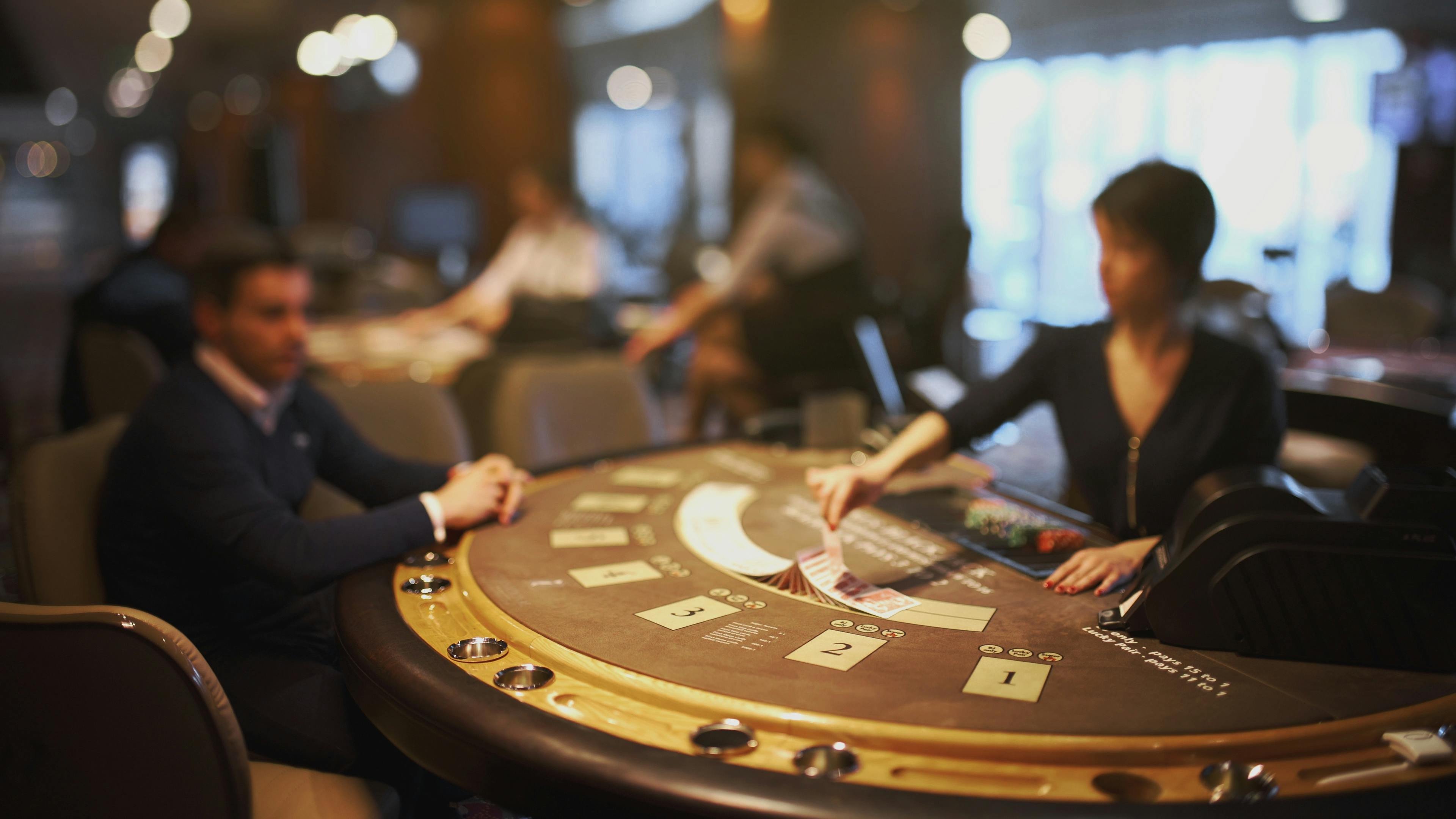 Pengguna membaca detail klaim bonus dengan teliti